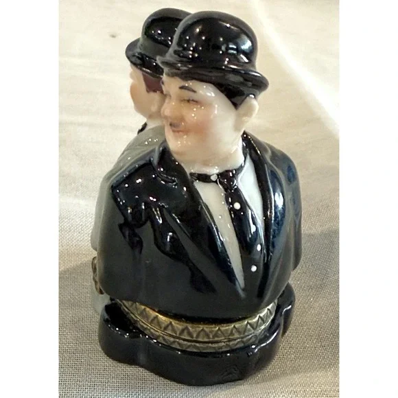 Laurel & Hardy Porcelain‎ Trinket Box W/ Hat And Marbles 1999 - Picture 4 of 8